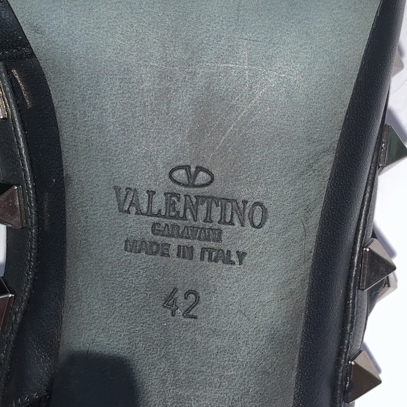 42 Valentino Garavani Noir Rockstud T-Strap Pump - Picture 9 of 16